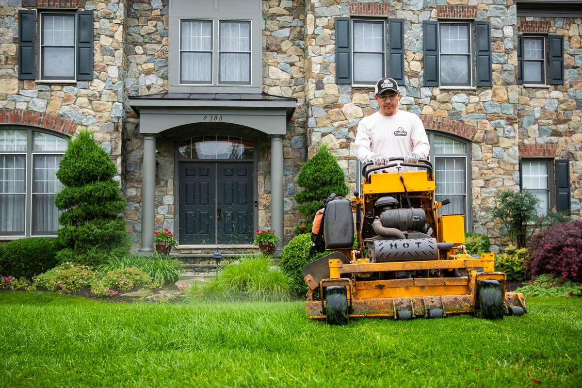 https://f.hubspotusercontent00.net/hubfs/4157509/nice-house-lawn-truck-mowing-6.jpg