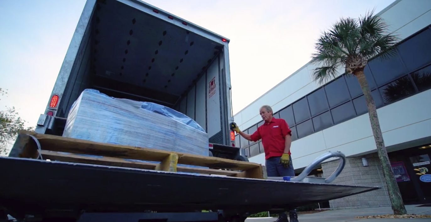 Averitt Liftgate LTL Delivery