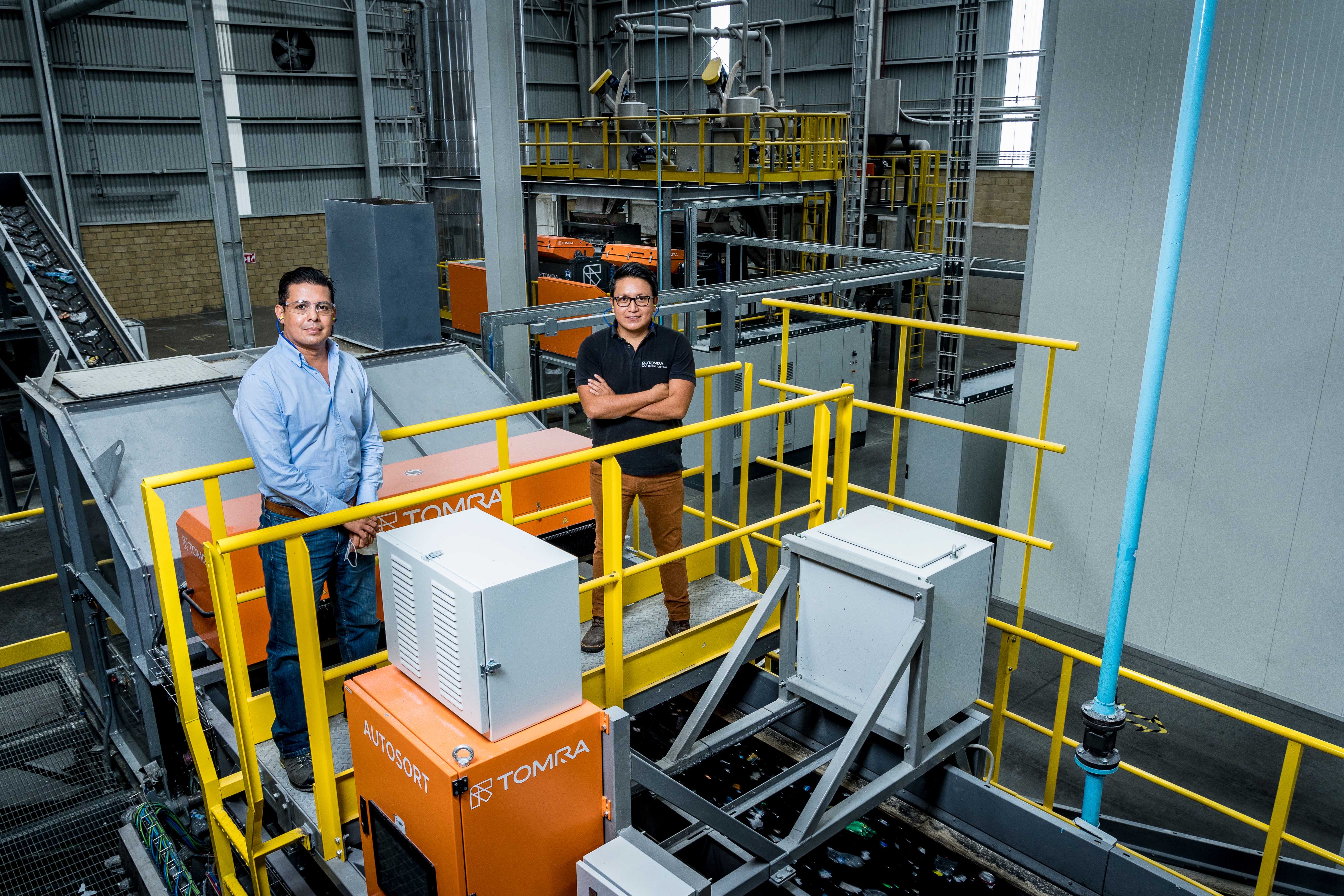 Ing. Alejandro Barraza Vazquez,Gerente de Operaciones en Indorama Ventures Ecomex, y Julio Barrientos, Recycling Sales Manager de TOMRA en México_