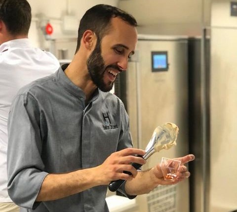 El gastronómico Stefan Ditzend preparando un helado