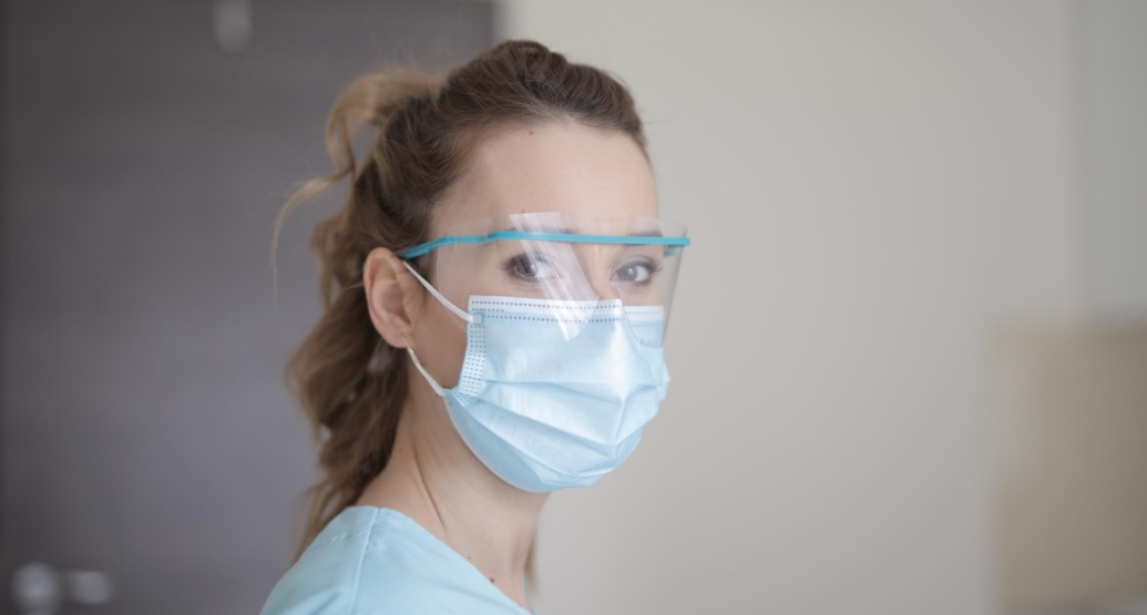 Partes de un cubrebocas tricapa efectivo y cómo identificarlas