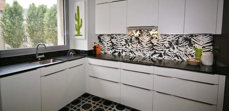 Open moderne zwarte keuken door Sébastien PRIELS | Raison Home - 1