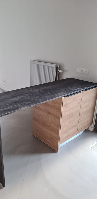 Industriële zwarte houten keuken met centrale eiland door Timothy JACOBS | Raison Home - 2