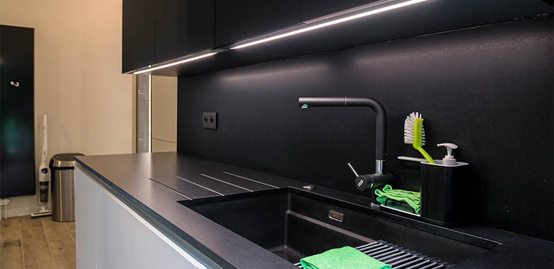 Moderne open mat witte keuken met eiland door Timothy JACOBS | Raison Home - 1