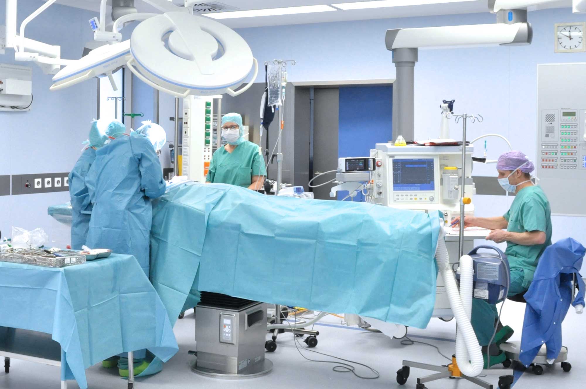 Operationsteam in einem modernen OP-Saal während eines Eingriffs