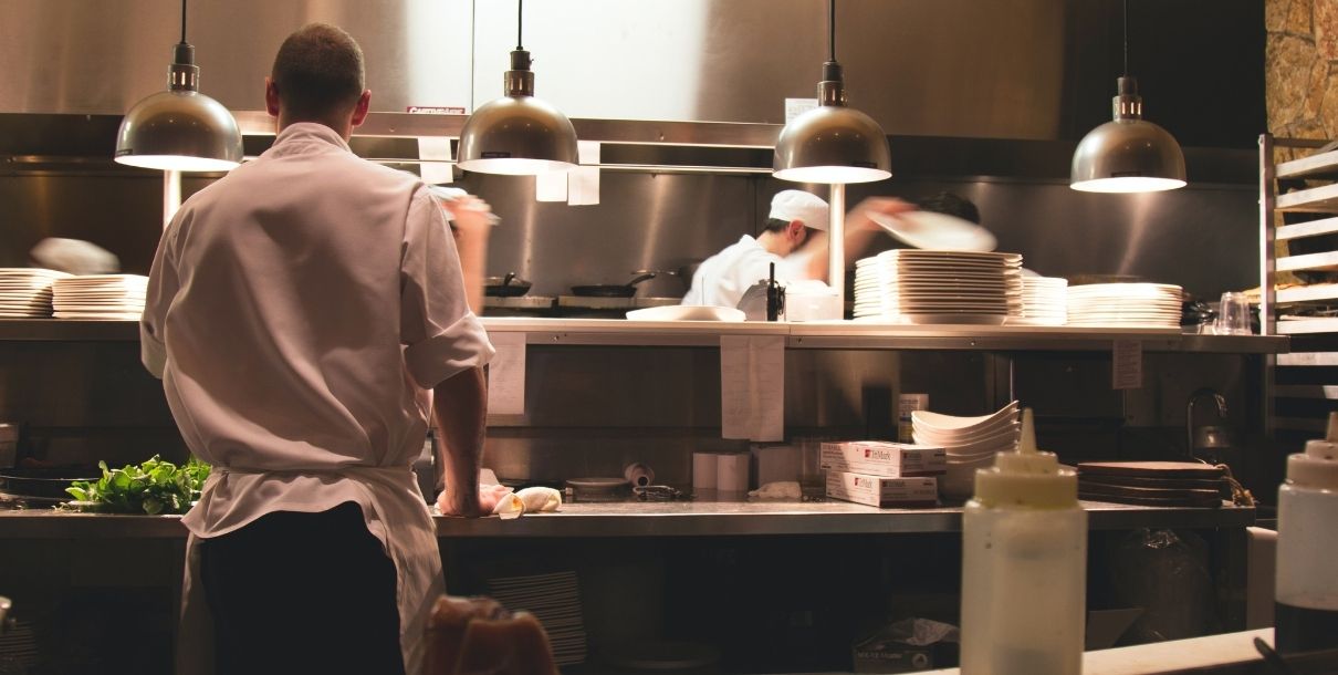¿Qué equipos profesionales se necesitan para iniciar un negocio de comida?